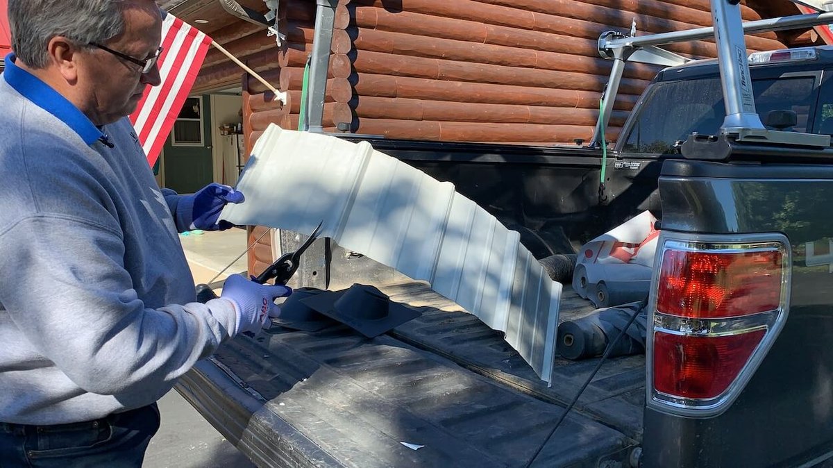 Técnico realizando corte y ajuste de hojalatería